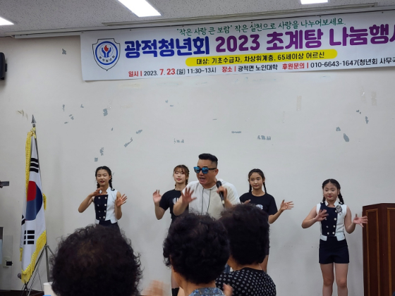 노현태(사진 가운데), 초코파이브가 나눔 봉사 행사를 했다./사진제공=스위치프로모션