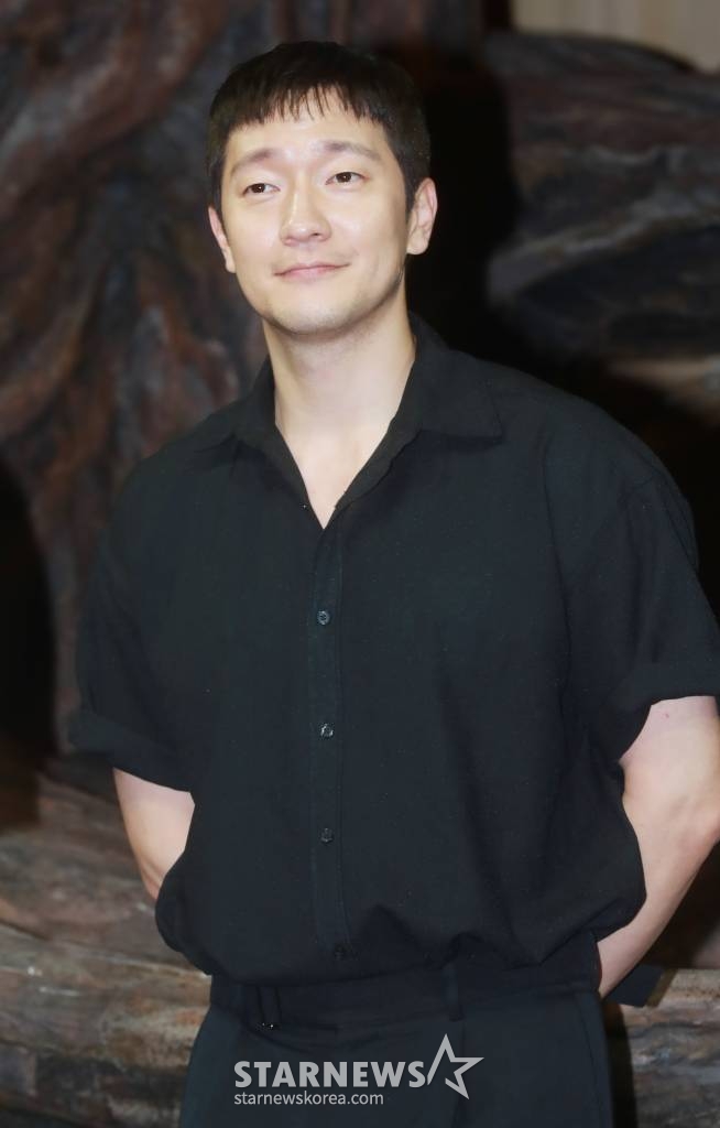 배우 손석구가 27일 오후 서울 강서구 LG아트센터에서 진행된 연극 '나무 위의 군대' 기자간담회에 참석해 포즈를 취하고 있다. '나무 위의 군대'는 1945년 그들의 '대동아전쟁', 제2차 세계대전에 참전한 일본 제국군인의 이야기다. /2023.06.27 /사진=이동훈 기자 photoguy@