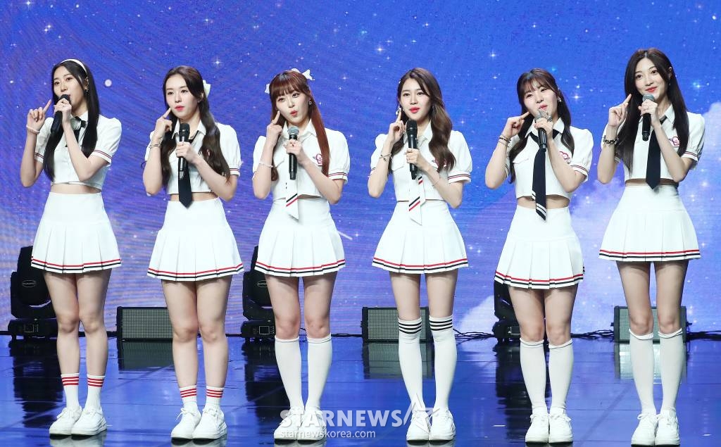 걸그룹 아일리원(ILY:1)이 25일 오후 서울 강남구 청담동 일지아트홀에서 진행된 두 번째 미니 앨범 'New Chapter(뉴 챕터)' 발매 기념 쇼케이스에 참석해 포즈를 취하고 있다.  아일리원 이번 앨범에는 타이틀곡 'MY COLOR(마이 컬러)'를 비롯해 'Shining Sky(샤이닝 스카이)', '꽃이 피었습니다(Blossom)' 등 총 3곡이 수록됐다. 2023.07.25 /사진=김창현 기자 chmt@