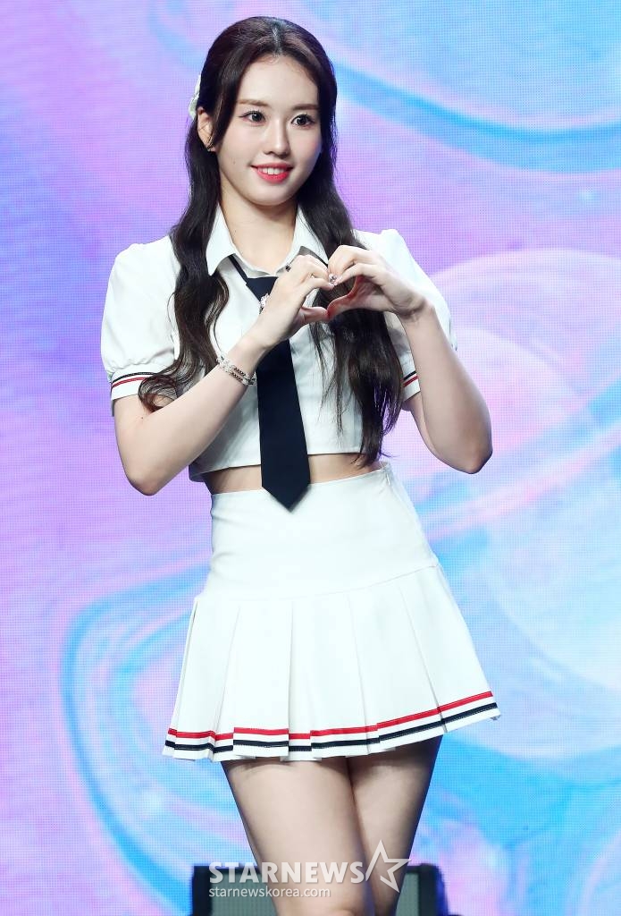 걸그룹 아일리원(ILY:1) 하나가 25일 오후 서울 강남구 청담동 일지아트홀에서 진행된 두 번째 미니 앨범 'New Chapter(뉴 챕터)' 발매 기념 쇼케이스에 참석해 포즈를 취하고 있다.  아일리원 이번 앨범에는 타이틀곡 'MY COLOR(마이 컬러)'를 비롯해 'Shining Sky(샤이닝 스카이)', '꽃이 피었습니다(Blossom)' 등 총 3곡이 수록됐다. 2023.07.25 /사진=김창현 기자 chmt@