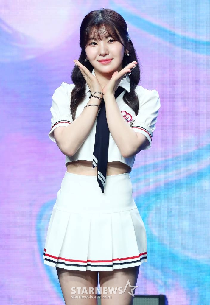 걸그룹 아일리원(ILY:1) 나유가 25일 오후 서울 강남구 청담동 일지아트홀에서 진행된 두 번째 미니 앨범 'New Chapter(뉴 챕터)' 발매 기념 쇼케이스에 참석해 포즈를 취하고 있다.  아일리원 이번 앨범에는 타이틀곡 'MY COLOR(마이 컬러)'를 비롯해 'Shining Sky(샤이닝 스카이)', '꽃이 피었습니다(Blossom)' 등 총 3곡이 수록됐다. 2023.07.25 /사진=김창현 기자 chmt@