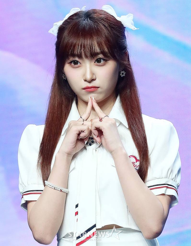 걸그룹 아일리원(ILY:1) 리리카가 25일 오후 서울 강남구 청담동 일지아트홀에서 진행된 두 번째 미니 앨범 'New Chapter(뉴 챕터)' 발매 기념 쇼케이스에 참석해 포즈를 취하고 있다.  아일리원 이번 앨범에는 타이틀곡 'MY COLOR(마이 컬러)'를 비롯해 'Shining Sky(샤이닝 스카이)', '꽃이 피었습니다(Blossom)' 등 총 3곡이 수록됐다. 2023.07.25 /사진=김창현 기자 chmt@