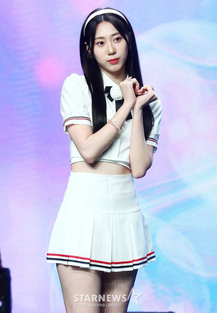 걸그룹 아일리원(ILY:1) 엘바가 25일 오후 서울 강남구 청담동 일지아트홀에서 진행된 두 번째 미니 앨범 'New Chapter(뉴 챕터)' 발매 기념 쇼케이스에 참석해 포즈를 취하고 있다.  아일리원 이번 앨범에는 타이틀곡 'MY COLOR(마이 컬러)'를 비롯해 'Shining Sky(샤이닝 스카이)', '꽃이 피었습니다(Blossom)' 등 총 3곡이 수록됐다. 2023.07.25 /사진=김창현 기자 chmt@