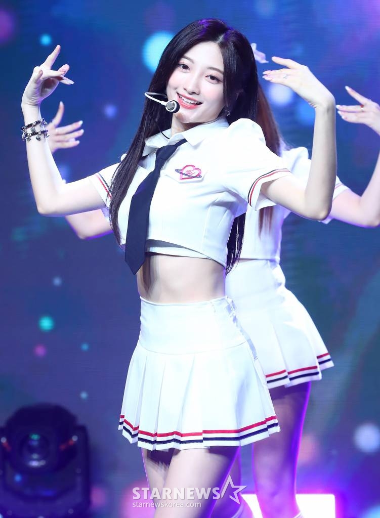 걸그룹 아일리원(ILY:1) 로나가 25일 오후 서울 강남구 청담동 일지아트홀에서 진행된 두 번째 미니 앨범 'New Chapter(뉴 챕터)' 발매 기념 쇼케이스에 참석해 멋진 무대를 선보이고 있다.  아일리원 이번 앨범에는 타이틀곡 'MY COLOR(마이 컬러)'를 비롯해 'Shining Sky(샤이닝 스카이)', '꽃이 피었습니다(Blossom)' 등 총 3곡이 수록됐다. 2023.07.25 /사진=김창현 기자 chmt@
