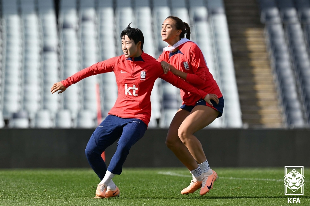 손화연(왼쪽)과 케이시 유진 페어. /사진=대한축구협회