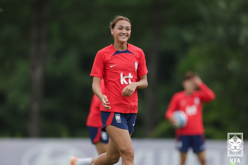 연습 중인 케이시 유진 페어. /사진=대한축구협회