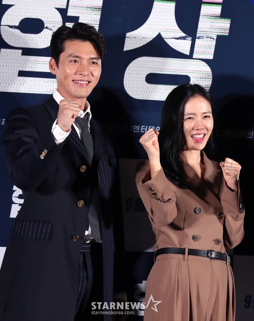 배우 손예진, 현빈이 10일 오후 서울 용산CGV에서 열린 영화 '협상' 언론시사 및 간담회에서 포즈를 취하고 있다. /사진=홍봉진 기자 honggga@