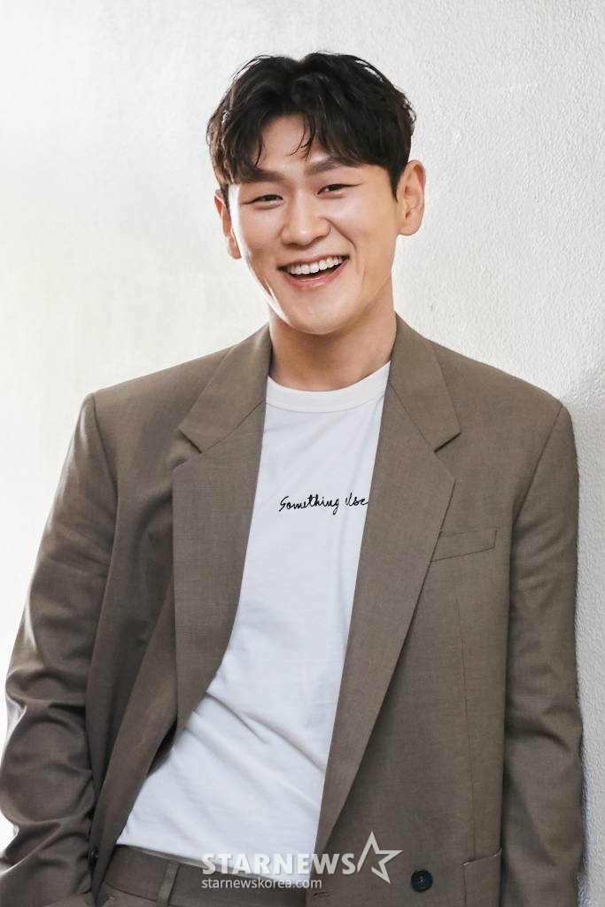 배우 강홍석이 8일 오후 화상으로 진행된 KBS 2TV '대박부동산' 종영 인터뷰에 앞서 포즈를 취하고 있다. 강홍석은 '대박부동산에서' 천재해커 허지철 역을 맡았다. 퇴마 사기꾼 오인범(정용화 분)과 사기를 치면서 돈을 착실하게 모은 인물이다. 오인범 그리고 진짜 퇴마사 홍지아(장나라 분)를 만나 원귀를 퇴마를 위해 정보 수집을 한다. 때로 눈치 없는 곰 같은 성격으로 시청자들에게 유쾌한 웃음을 안겼다. / 사진제공 = 씨제스엔터테인먼트 /사진=김창현 기자 chmt@