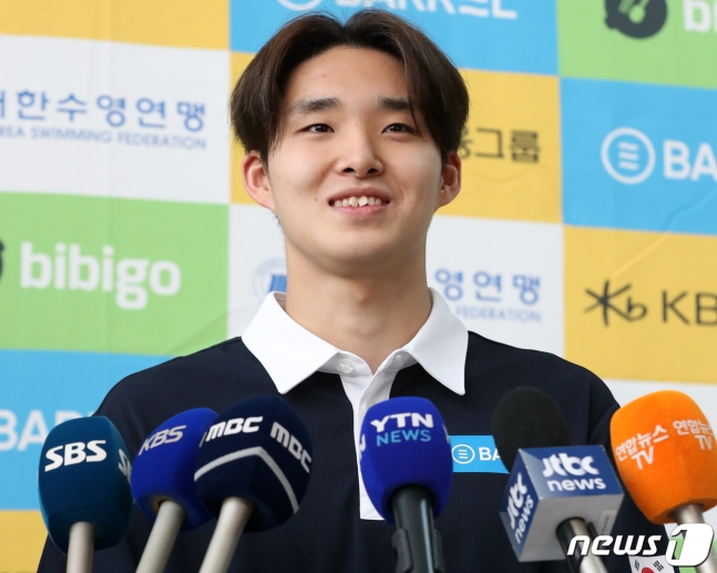 공항 출국장에서 김우민. /사진=OSEN