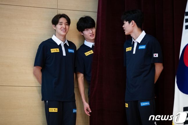 김우민(왼쪽부터)과 황선우, 이호준. /사진=OSEN