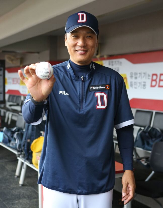 10연승 기념구를 들고 포즈를 취하고 있는 이승엽 감독. /사진=두산 베어스