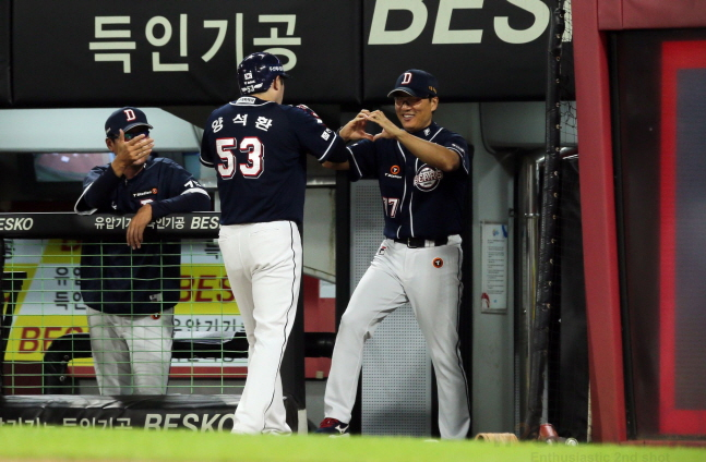 이승엽 감독(오른쪽)이 양석환에게 애정표현을 하고 있다. /사진=두산 베어스