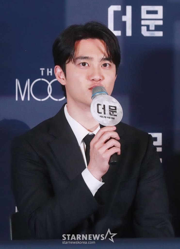 배우 도경수가 25일 오후 서울 CGV용산아이파크몰에서 진행된 영화 '더 문'(감독 김용화) 언론시사회에 참석해 질문에 답하고 있다. 사고로 인해 홀로 달에 고립된 우주 대원 선우와 필사적으로 그를 구하려는 전 우주센터장 재국의 사투를 그린 영화 '더 문'은 8월 2일 개봉한다. /2023.07.25 /사진=이동훈 기자 photoguy@