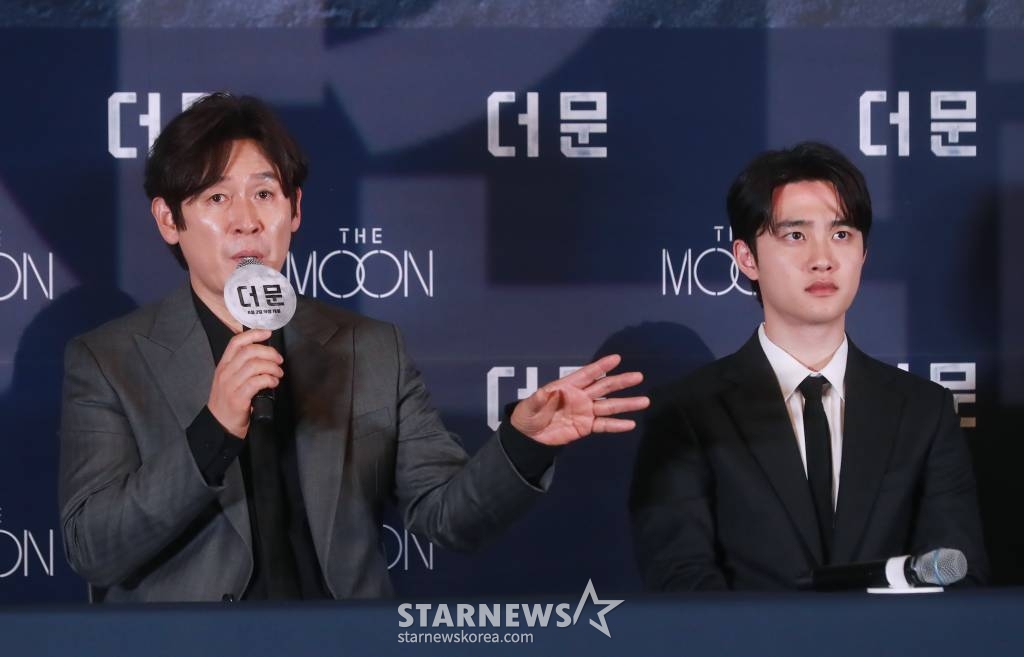 배우 설경구, 도경수가 25일 오후 서울 CGV용산아이파크몰에서 진행된 영화 '더 문'(감독 김용화) 언론시사회에 참석해 질문에 답하고 있다. 사고로 인해 홀로 달에 고립된 우주 대원 선우와 필사적으로 그를 구하려는 전 우주센터장 재국의 사투를 그린 영화 '더 문'은 8월 2일 개봉한다. /2023.07.25 /사진=이동훈 기자 photoguy@