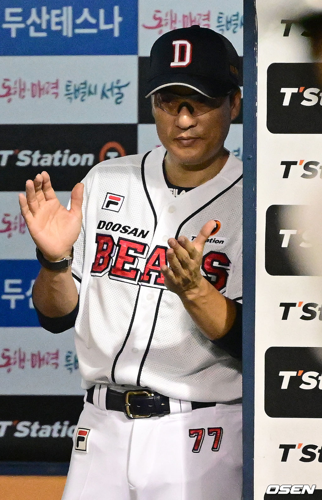 팀 득점에 선수들에게 박수를 보내고 있다. /사진=OSEN