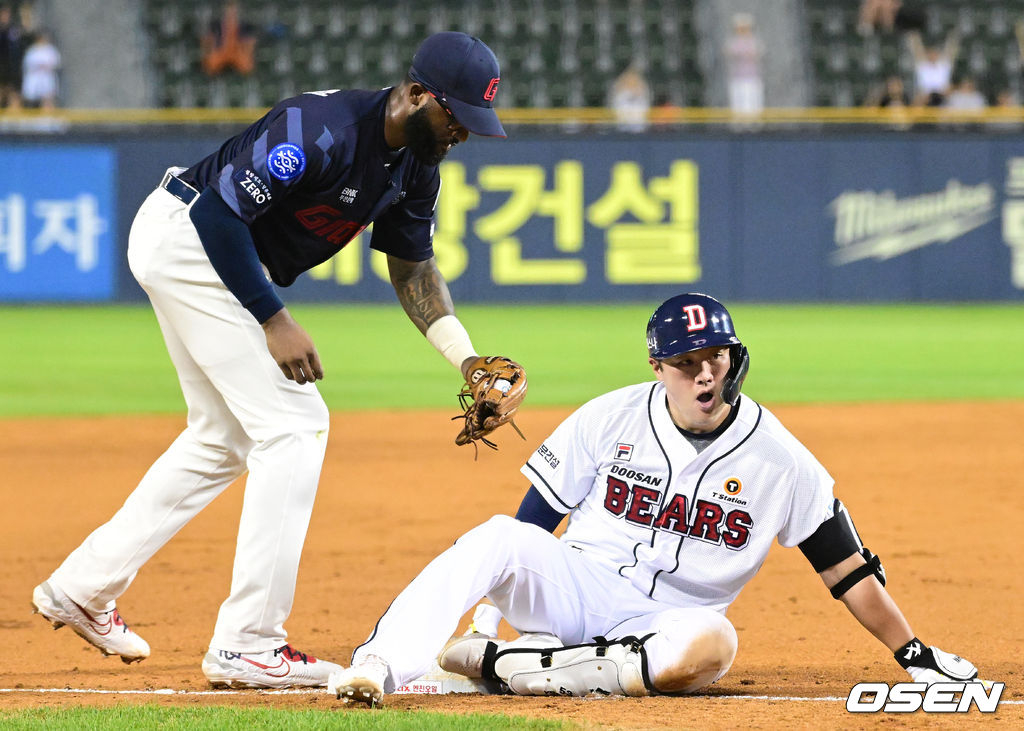 5회말 2타점 1루타를 날린 양석환(오른쪽)이 상대 수비 실책을 틈타 3루까지 파고 든 장면. /사진=OSEN