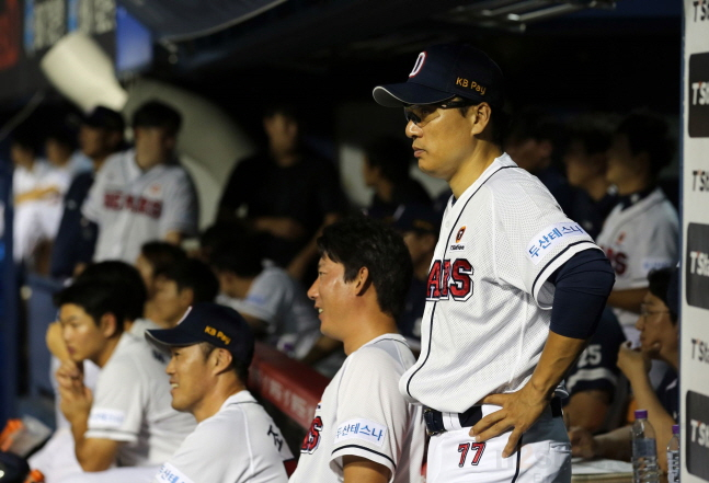 더그아웃에서 경기를 지켜보는 이승엽 감독(오른쪽). /사진=두산 베어스