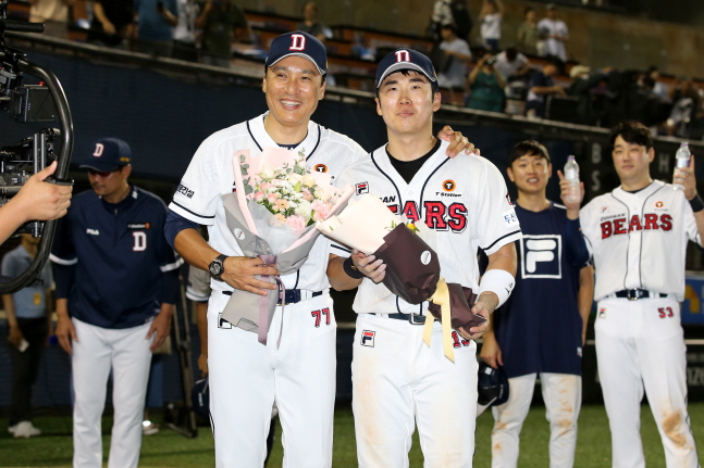 이승엽 감독(왼쪽에서 2번째)이 꽃다발을 들고 주장 허경민과 함께 기념촬영을 하고 있다. /사진=두산 베어스
