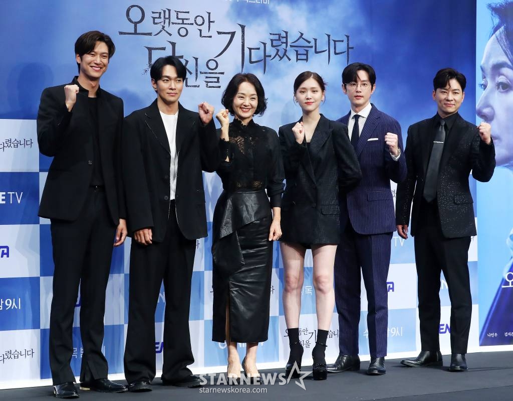 배우 나인우, 이규한, 배종옥, 김지은, 권율, 정상훈이 26일 오후 서울 구로구 신도림 더 세인트 웨딩에서 진행된 ENA 수목드라마 '오랫동안 당신을 기다렸습니다' 제작발표회에 참석해 포즈를 취하고 있다. '오랫동안 당신을 기다렸습니다'는 살인사건의 진범을 쫓던 형사가 가족의 감춰진 비밀과 욕망을 마주하게 되는 진실 추적극. 2023.07.26 /사진=김창현 기자 chmt@