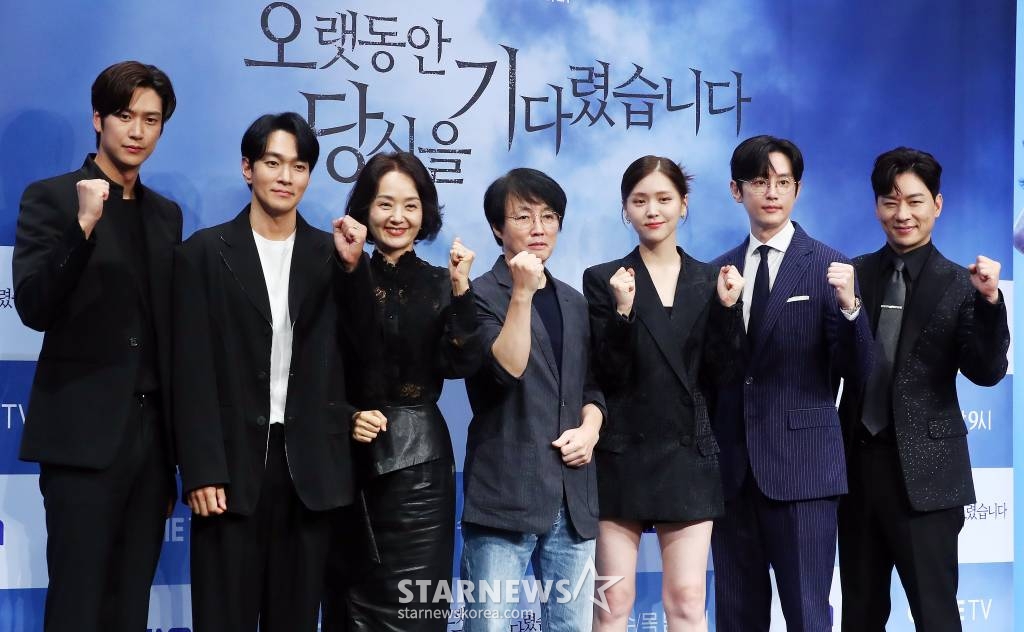 한철수 PD(가운데), 배우 나인우, 이규한, 배종옥, 김지은, 권율, 정상훈이 26일 오후 서울 구로구 신도림 더 세인트 웨딩에서 진행된 ENA 수목드라마 '오랫동안 당신을 기다렸습니다' 제작발표회에 참석해 포즈를 취하고 있다. '오랫동안 당신을 기다렸습니다'는 살인사건의 진범을 쫓던 형사가 가족의 감춰진 비밀과 욕망을 마주하게 되는 진실 추적극. 2023.07.26 /사진=김창현 기자 chmt@