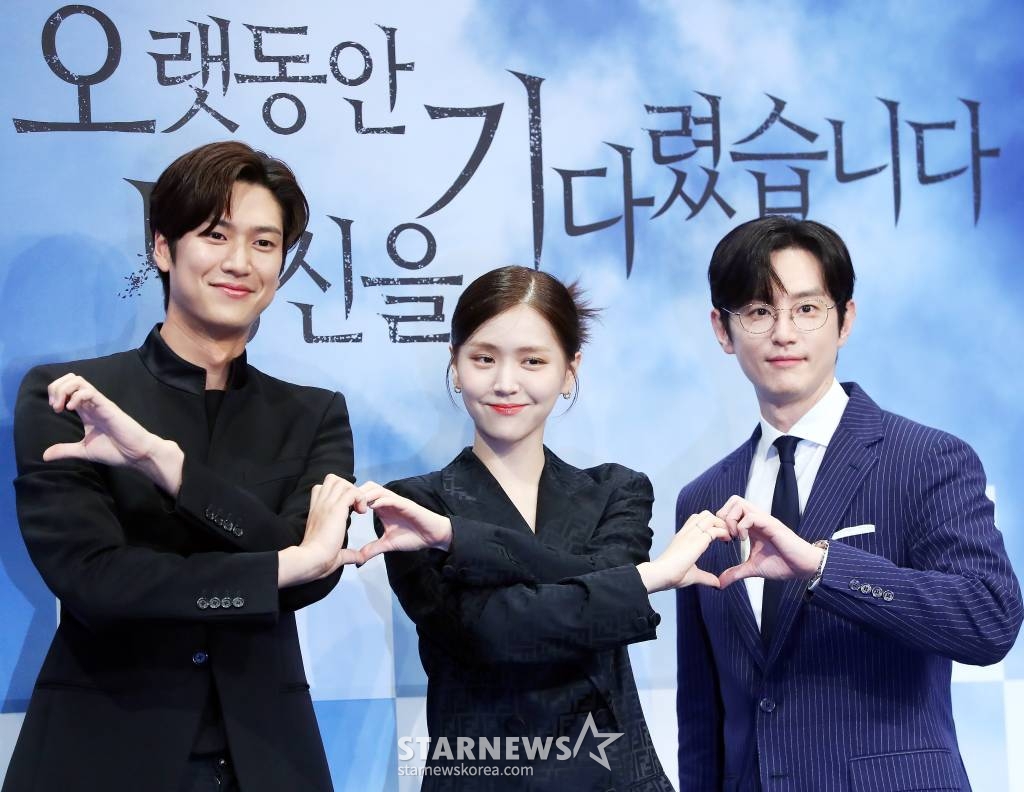 배우 나인우, 김지은, 권율이 26일 오후 서울 구로구 신도림 더 세인트 웨딩에서 진행된 ENA 수목드라마 '오랫동안 당신을 기다렸습니다' 제작발표회에 참석해 포즈를 취하고 있다. '오랫동안 당신을 기다렸습니다'는 살인사건의 진범을 쫓던 형사가 가족의 감춰진 비밀과 욕망을 마주하게 되는 진실 추적극. 2023.07.26 /사진=김창현 기자 chmt@