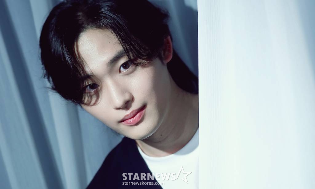 배우 이종혁이 서울 종로구 스타뉴스 사옥에서 진행된 웹드라마 '청담국제고등학교' 종영 인터뷰에 앞서 포즈를 취하고 있다. 이종혁은 극 중 청담국제고등학교 이사장의 아들 서도언 역을 맡았다. 이종혁은 불안정하고 유약한 모습에서 점차 단단해지는 서도언의 입체적인 변화를 섬세한 눈빛 연기로 표현했다. /사진=김창현 기자 chmt@