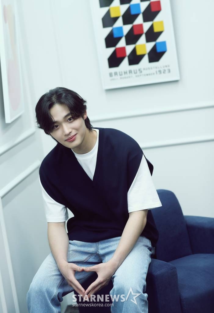 배우 이종혁이 서울 종로구 스타뉴스 사옥에서 진행된 웹드라마 '청담국제고등학교' 종영 인터뷰에 앞서 포즈를 취하고 있다. 이종혁은 극 중 청담국제고등학교 이사장의 아들 서도언 역을 맡았다. 이종혁은 불안정하고 유약한 모습에서 점차 단단해지는 서도언의 입체적인 변화를 섬세한 눈빛 연기로 표현했다. /사진=김창현 기자 chmt@