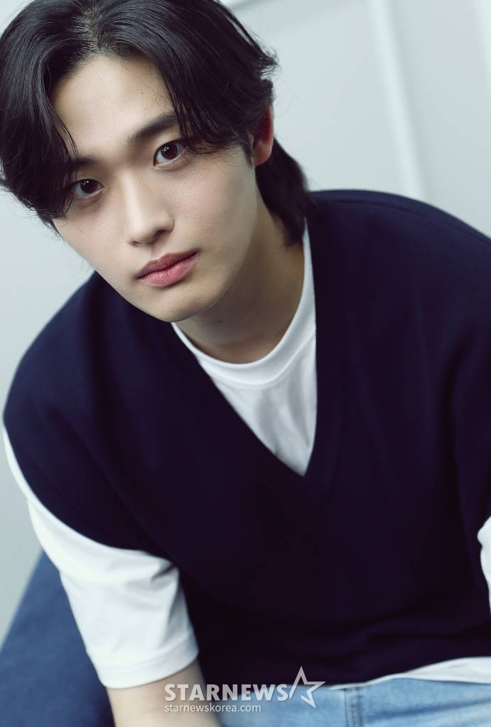 배우 이종혁이 서울 종로구 스타뉴스 사옥에서 진행된 웹드라마 '청담국제고등학교' 종영 인터뷰에 앞서 포즈를 취하고 있다. 이종혁은 극 중 청담국제고등학교 이사장의 아들 서도언 역을 맡았다. 이종혁은 불안정하고 유약한 모습에서 점차 단단해지는 서도언의 입체적인 변화를 섬세한 눈빛 연기로 표현했다. /사진=김창현 기자 chmt@