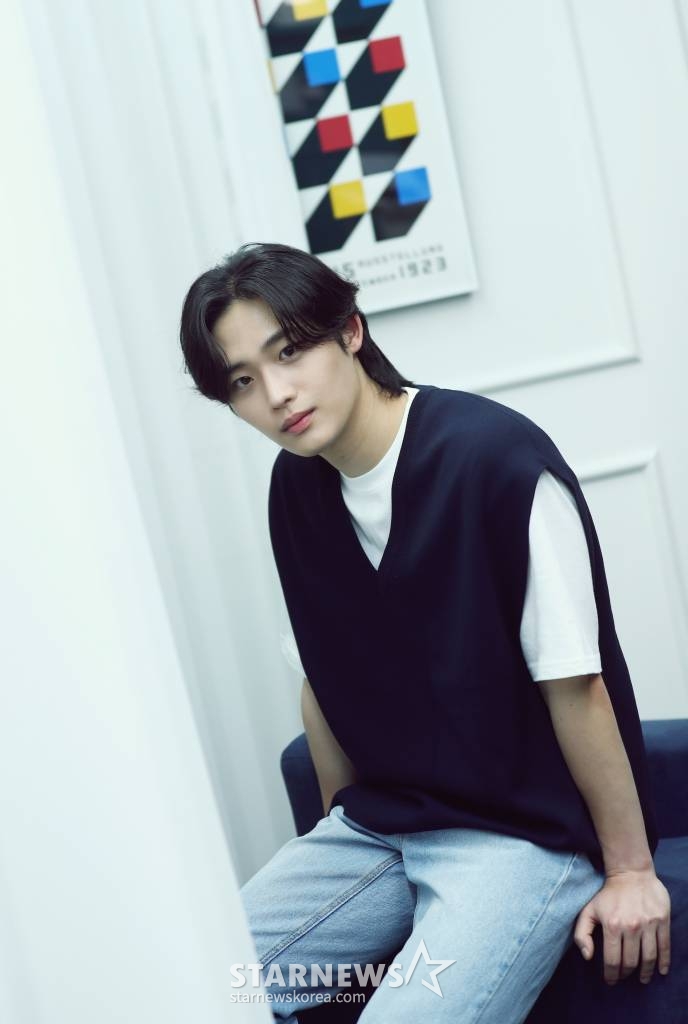 배우 이종혁이 서울 종로구 스타뉴스 사옥에서 진행된 웹드라마 '청담국제고등학교' 종영 인터뷰에 앞서 포즈를 취하고 있다. 이종혁은 극 중 청담국제고등학교 이사장의 아들 서도언 역을 맡았다. 이종혁은 불안정하고 유약한 모습에서 점차 단단해지는 서도언의 입체적인 변화를 섬세한 눈빛 연기로 표현했다. /사진=김창현 기자 chmt@