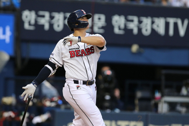 25일 롯데전 홈런을 날리는 김재환. /사진=두산 베어스