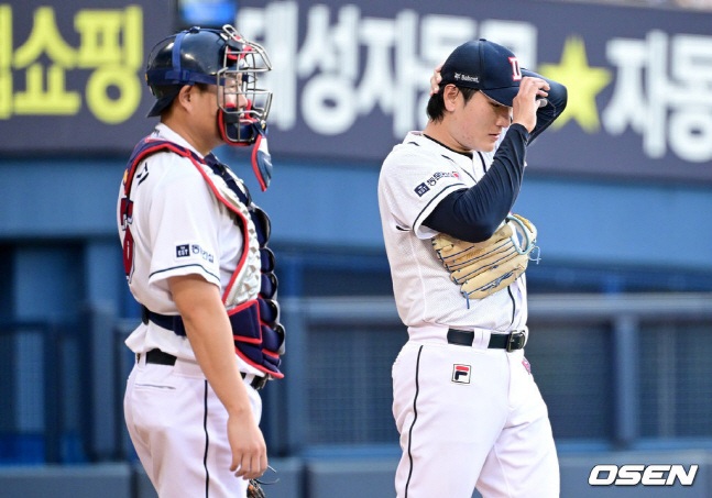 경기 초반부터 흔들리는 두산 곽빈(오른쪽)./사진=OSEN