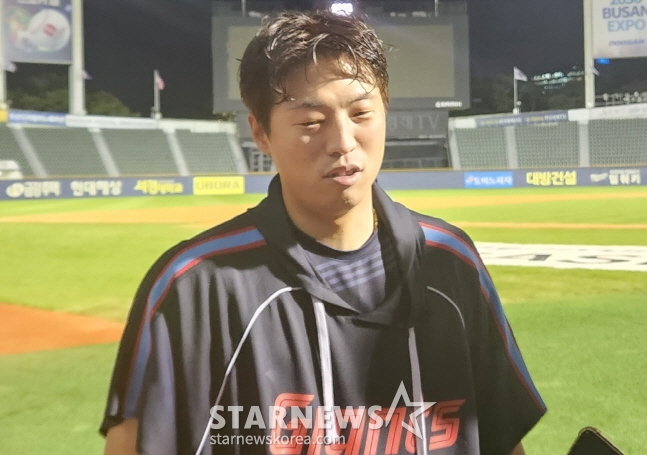 롯데 구승민이 26일 두산전 통산 100홀드 달성 후 동료들의 물세례를 받은 뒤 인터뷰를 하고 있다. /사진=안호근 기자