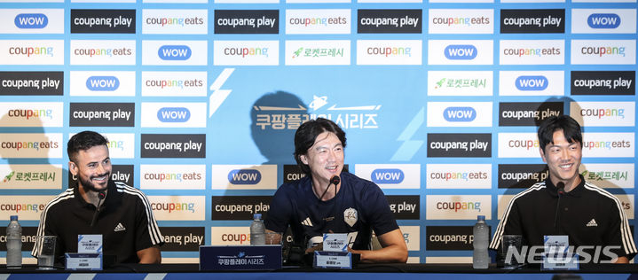 (왼쪽부터) 세징야와 홍명보 감독, 김영권이 26일 서울월드컵 경기장에서 쿠팡플레이시리즈 1차전 아틀레티코 마드리드 대비 기자회견에서 취재진 질문에 답하며 활짝 웃고 있다. /사진=뉴시스