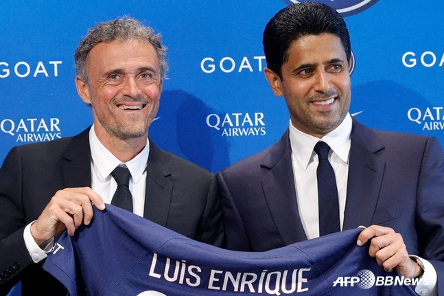 루이스 엔리케(왼쪽) PSG 감독과 나세르 알 켈라이피 회장. /AFPBBNews=뉴스1