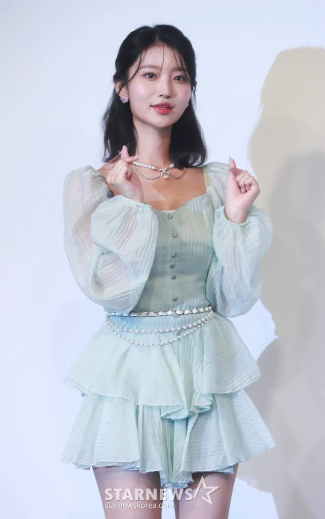 걸그룹 세러데이(SATURDAY) 주연이 27일 오전 서울 마포구 유형빈 소극장에서 진행된 여섯 번째 싱글 ‘Find Summer’ 발매기념 쇼케이스에서 포즈를 취하고 있다. /2023.07.27 /사진=이동훈 기자 photoguy@
