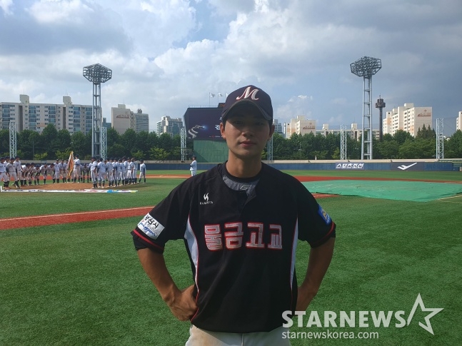 물금고 주장 공민서가 27일 서울 목동야구장에서 열린 제78회 청룡기 전국고교야구선수권대회 겸 주말리그 왕중왕전 결승전에서 경북고에 1-4로 패해 준우승한 직후 사진 촬영에 임하고 있다. /사진=김동윤 기자