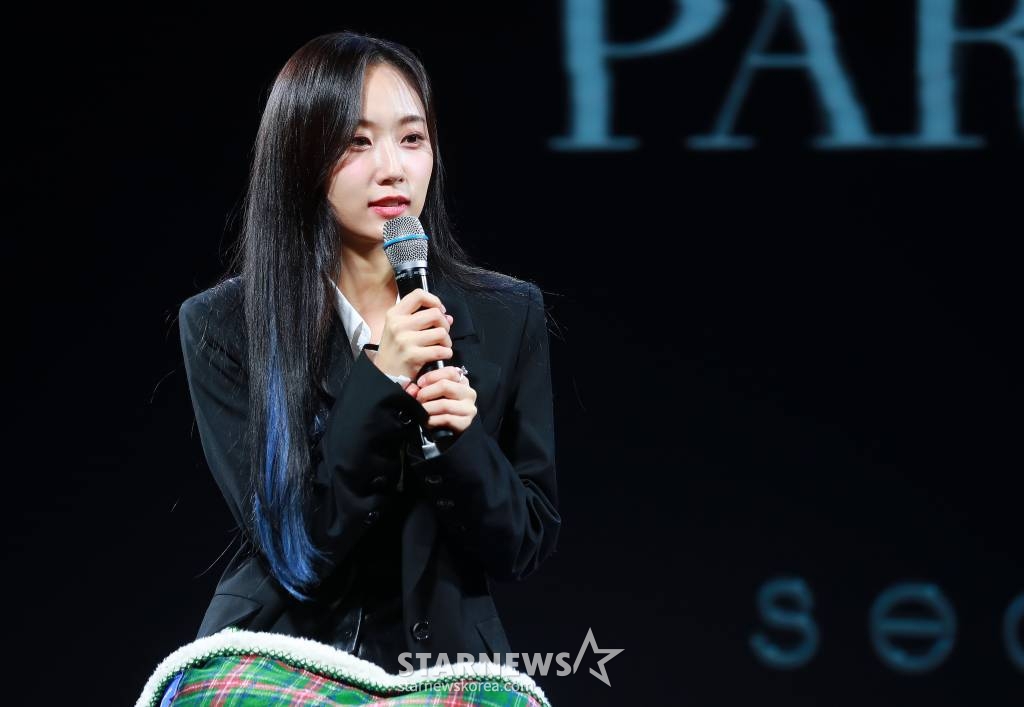 가수 서리(SEORI)가 22일 오전 서울 마포구 구름아래 소극장에서 진행된 신곡 '캔 스탑 디스 파티'(Can’t stop this party) 발매기념 음감회에서 질문에 답하고 있다. '캔 스탑 디스 파티'는 사랑하는 사람에게 상처받은 뒤 고통과 좌절에서 헤어나오지 못하는 화자의 감정을 노래한 몽환적인 분위기의 곡이다. /2022.03.22 /사진=이동훈 기자 photoguy@