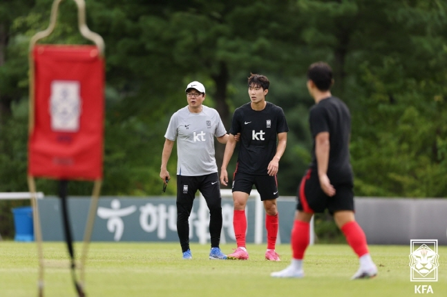 훈련을 지도하고 있는 황선홍 감독(왼쪽). /사진=대한축구협회