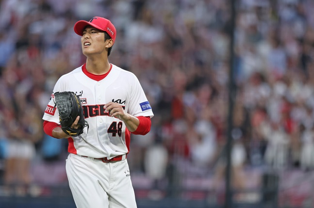 KIA 이의리가 28일 광주 롯데전 도중 먼 곳을 바라보고 있다. /사진=KIA 타이거즈 제공