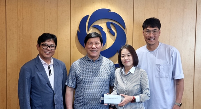 허구연 KBO 총재가 28일 여자야구 대표팀 관계자들을 만나 격려하고 있다. 왼쪽부터 양상문 감독, 허 총재, 황정희 여자야구연맹 회장, 이동현 코치. /사진=KBO