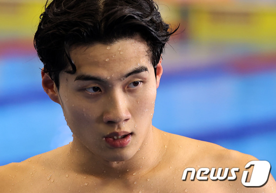 황선우가 지난 26일 일본 후쿠오카 마린메세 후쿠오카홀에서 열린 '2023 세계수영선수권대회' 남자부 자유형 100m 준결선을 마친 뒤 경기장을 나서고 있다. /사진=뉴스1