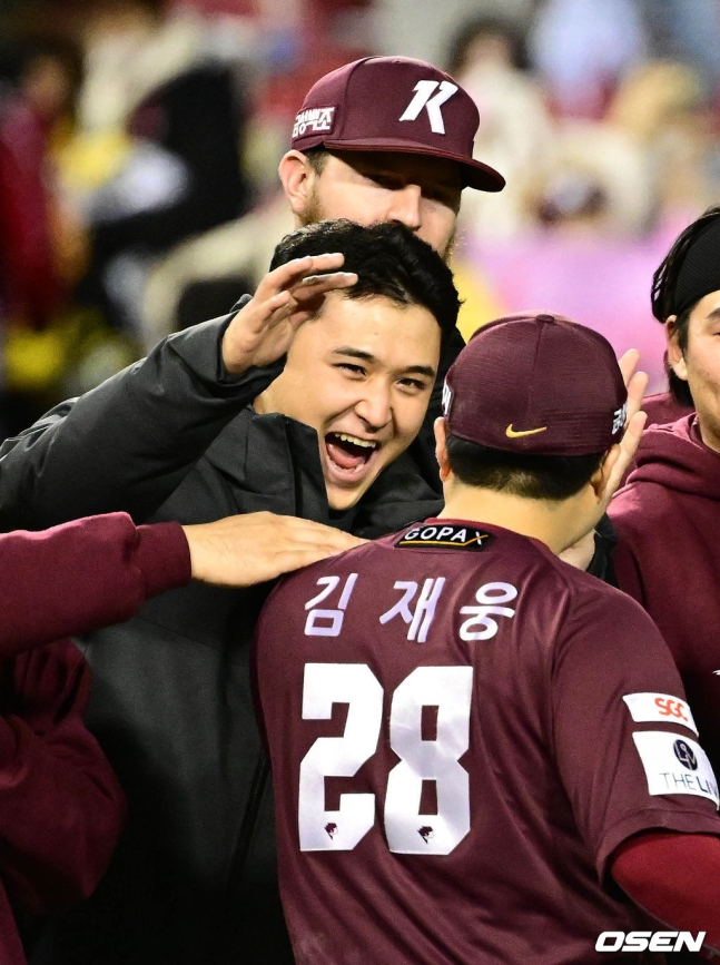 2022 한국시리즈에서의 최원태(왼쪽).