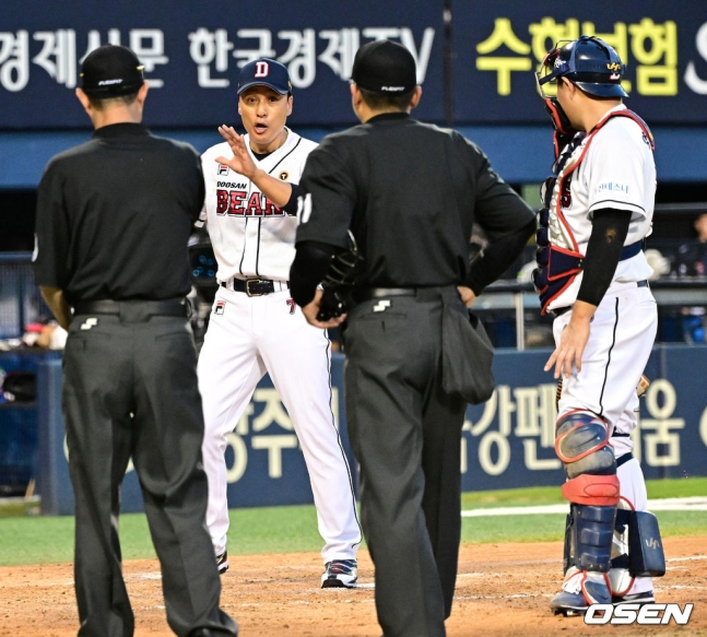 이승엽(왼쪽에서 두 번째) 두산 감독이 5회 비디오 판독 끝에 판정이 번복되자 불만을 나타내며 항의하고 있다.