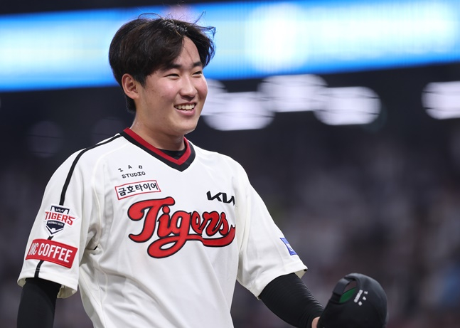KIA 윤영철이 29일 광주 롯데전에서 마운드를 내려가며 미소를 짓고 있다. /사진=KIA 타이거즈