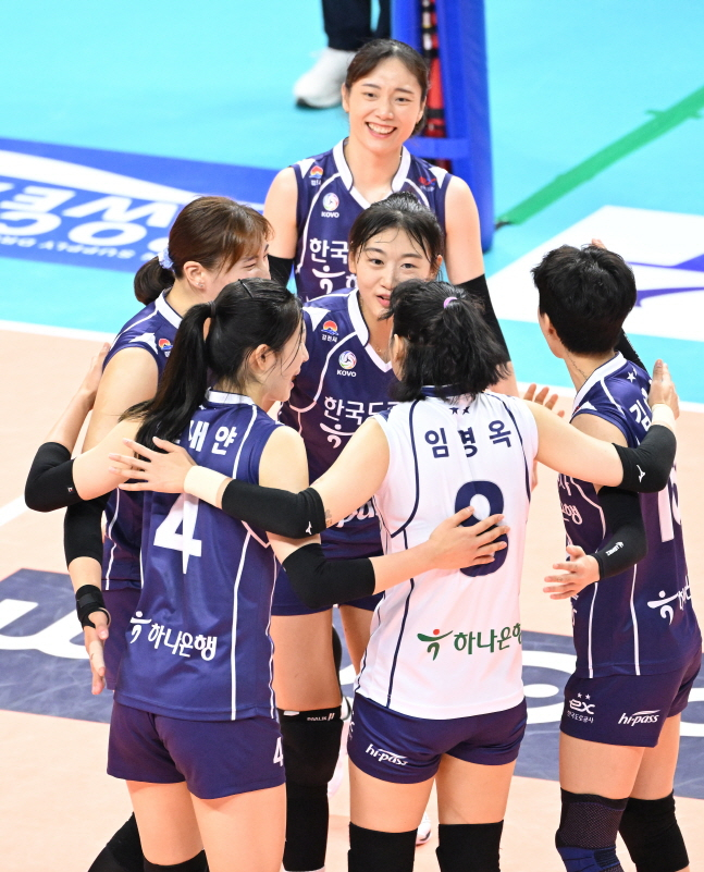 도로공사 선수들이 29일 KOVO컵 페퍼저축은행과 개막전에서 득점 후 함께 기뻐하고 있다. /사진=KOVO