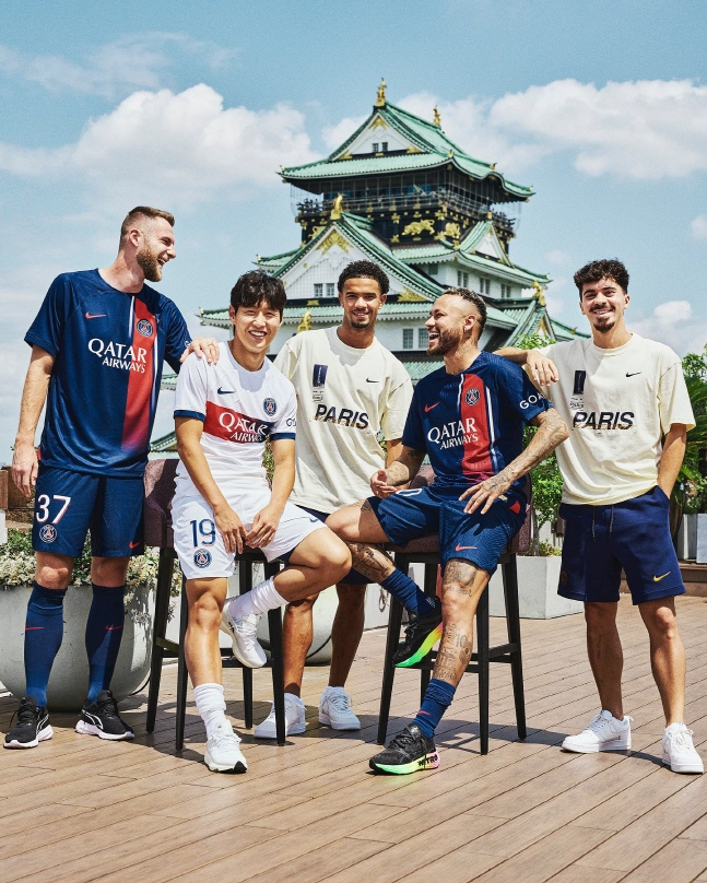 이강인(왼쪽에서 2번째)이 일본 투어에서 동료들과 함께 기념촬영을 하고 있다. /사진=PSG 구단 공식 SNS