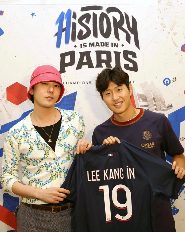 인가 가수 G드래곤(왼쪽)과 함께 기념촬영을 하는 이강인. /사진=PSG 구단 공식 SNS