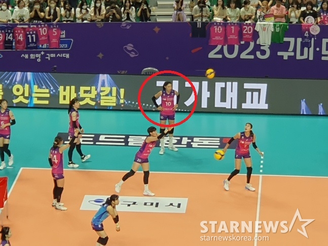 김연경(빨간색 원)이 30일 구미 박정희체육관에서 열릴 IBK기업은행과 2023 구미-도드람컵 B조 조별리그 1차전을 앞두고 훈련에 임하고 있다. /사진=김동윤 기자