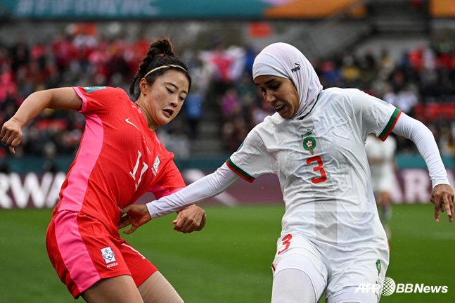30일에 열린 2023 국제축구연맹(FIFA) 호주·뉴질랜드 여자월드컵 H조 조별리그 2차전 대한민국과 모로코의 경기. 대한민국의 추효주(왼쪽)가 플레이에 집중하고 있다. /AFPBBNews=뉴스1