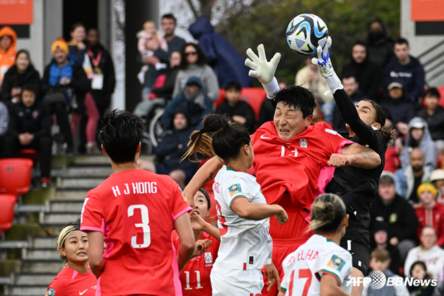 30일에 열린 2023 국제축구연맹(FIFA) 호주·뉴질랜드 여자월드컵 H조 조별리그 2차전 대한민국과 모로코의 경기. 대한민국의 박은선(오른쪽)이 헤더를 시도하고 있다. /AFPBBNews=뉴스1